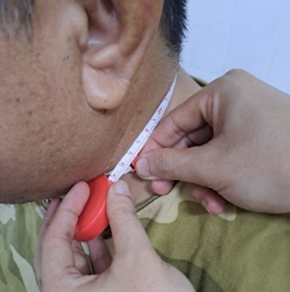 The patient’s neck circumference was measured to be 44 cm, and the Mallampati classification was IV.