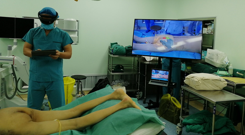 The preoperative 3-dimensional reconstructed image was presented in the surgeon’s glasses HoloLens II intraoperatively, which accurately imaged the corresponding part of the body.