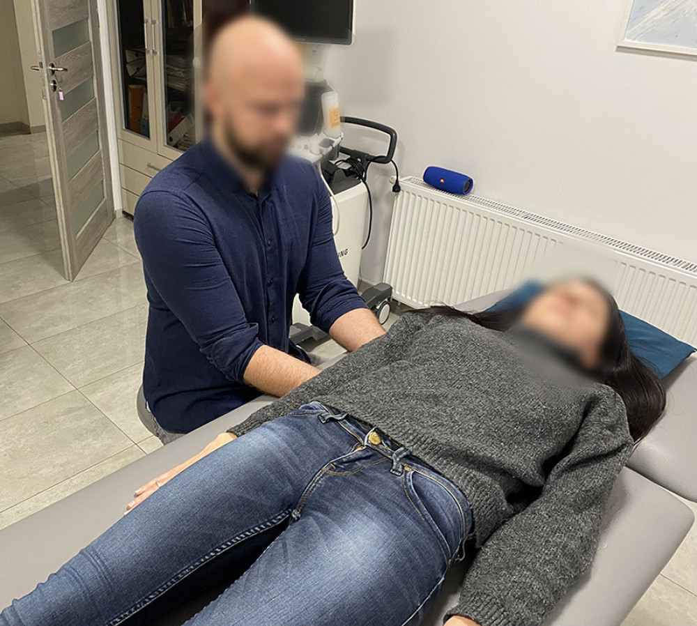 Position of the therapist and the patient during the rib raising technique.